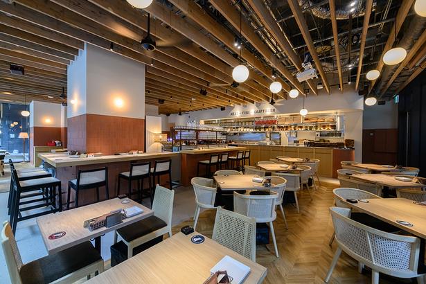 手づくりの燻製やダイナミックなオーブン料理を楽しめる「⼋重洲キッチン」
