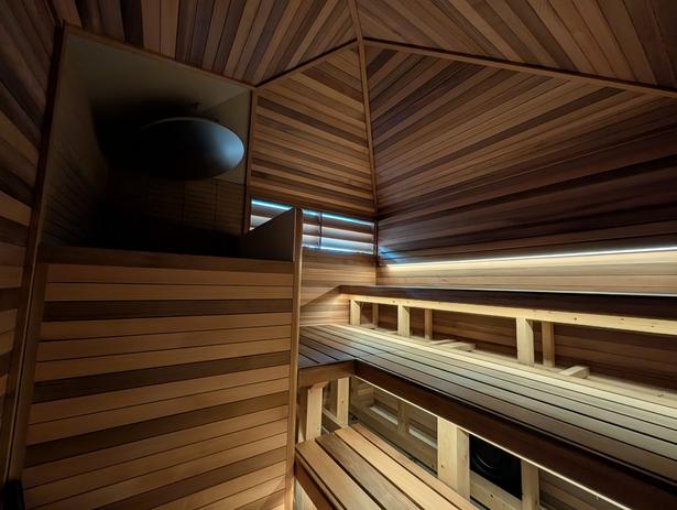 レッドシダーという木材を使用した縞模様が特徴的な「SOUND」