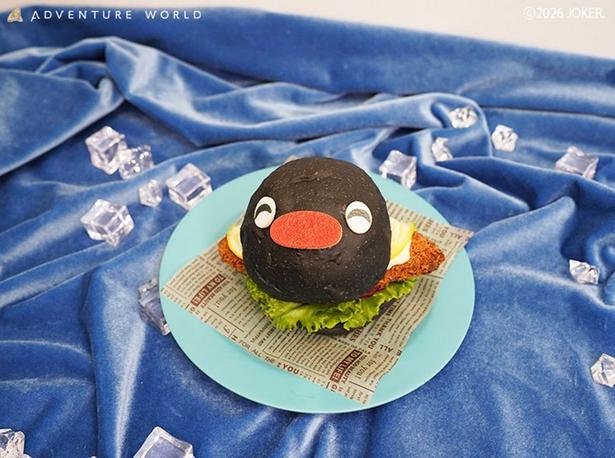 パン工房で販売される「お魚大好きピングーのサーモンフライサンド」(1300円)
