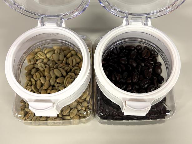 焙煎前の生豆(左)と、焙煎したコーヒー豆(右)