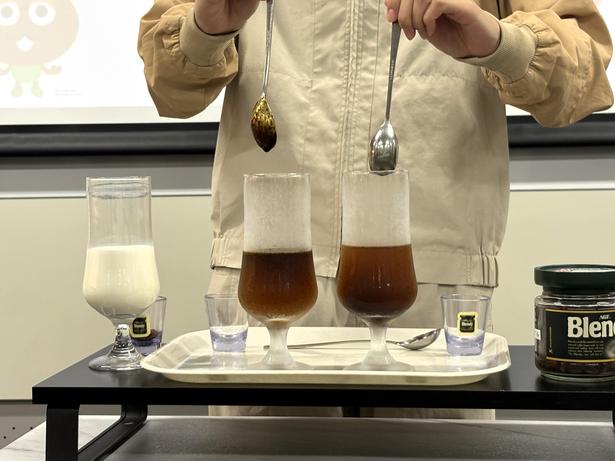 スプーンで撹拌。「ブレンディ」はスプーンに粉がつかず、すべてきれいに溶けていることがわかる