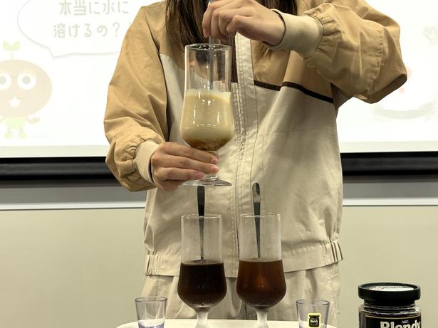 ミルクの場合も、スプーンで混ぜるとあっという間に溶けた