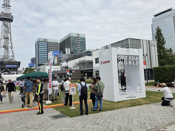 【写真】 Hisaya-odori Parkのミズベヒロバ南に設置された、雑誌の表紙風フォトスポット 撮影機材提供：Samsung Galaxy S26 Ultra