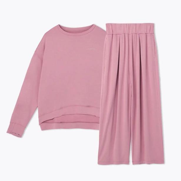 ニーズに応えたシルエットに。スタイルをよく見せる短丈トップス&フレアパンツ