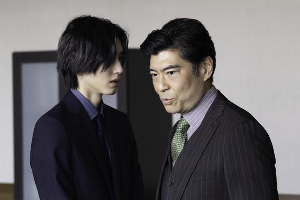 奏多を大学に送り込む張本人である警視庁公安部長役を、高嶋政宏が演じている(「高」は、はしごだかが正式表記)