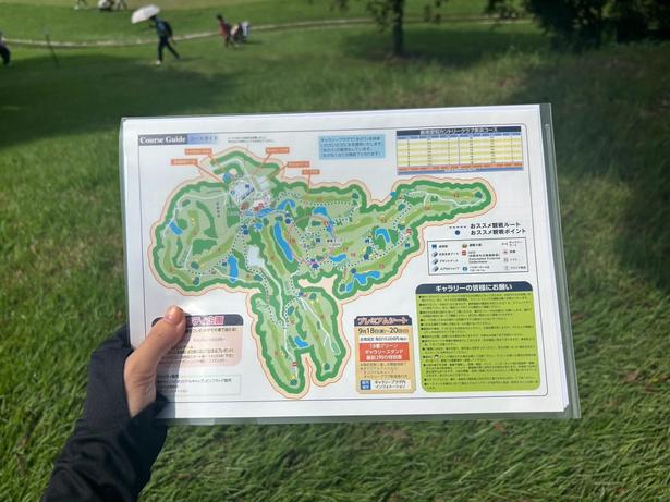 【写真】コースガイドを確認しながら、選手について1～9ホールを回る観戦ツアー