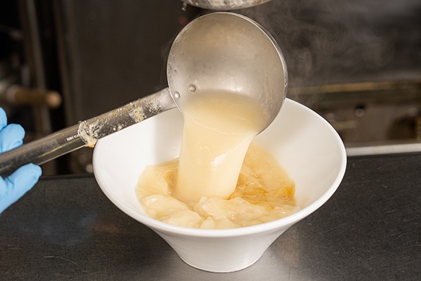 黄金の鶏油(チーユ)や焦がしバターとシルキーな鶏白湯スープを合わせる