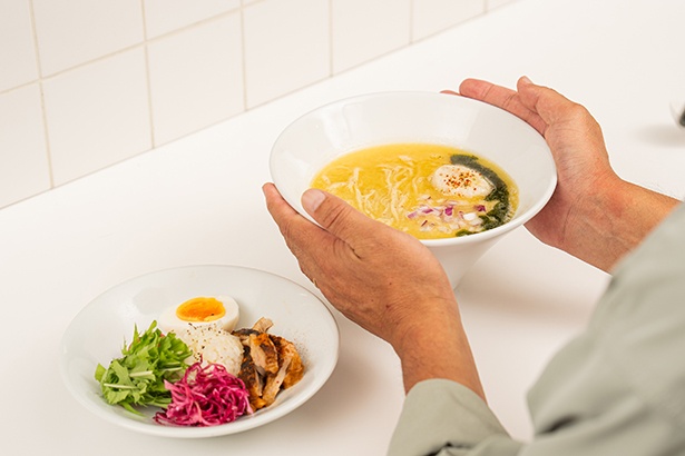【写真】「巡る鶏白湯」の具材の多くは別皿で出される。その狙いとは…