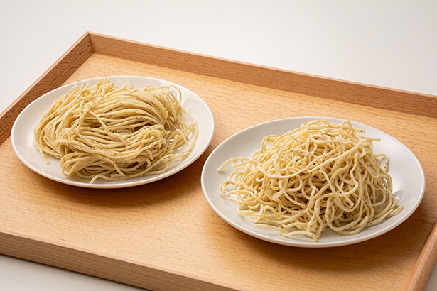 今回のために開発した切刃16番の全粒粉入り自家製麺。写真左の麺を茹でる前に丁寧にほぐし、程よく手揉みを入れたのが右