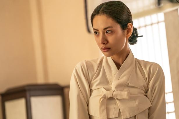 ヒヨンは、亡き夫の後を追って自決する“烈女”となるよう、周囲から圧力を受けていた