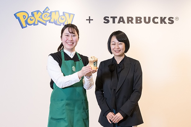 「ピカチュウ ハニークリーム ラテ」を手に、森井CEOと、優勝した新田さん