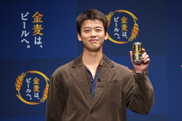 新発売となる金麦〈豊潤〉を手にした竹内涼真さん