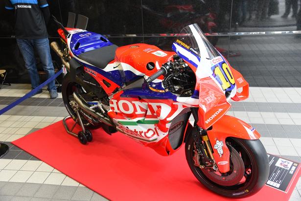 【写真を見る】会場入り口に展示されたグランプリマシン：RC213V #10(ルカ・マリーニ) Honda HRC Castrol