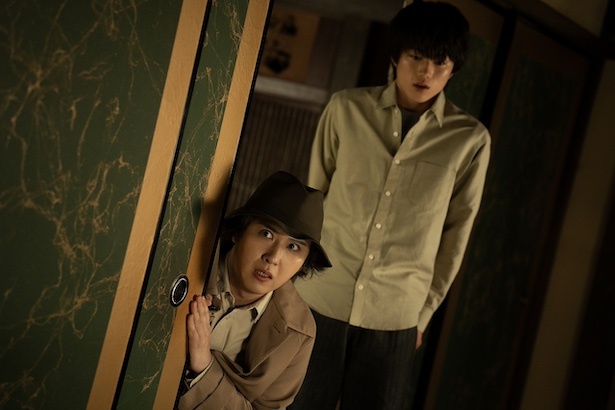 【写真】村で事件に巻き込まれていく探偵・金田一耕助(尾上松也さん)と大学生・井川辰弥(奥智哉さん) (C)2026「八つ墓村」製作委員会(C)Yokomizo Seishi/KADOKAWA