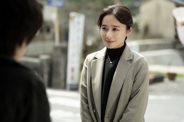 辰弥を村に迎え入れる田治見家の親族・森美也子(堀田真由さん) (C)2026「八つ墓村」製作委員会(C)Yokomizo Seishi/KADOKAWA