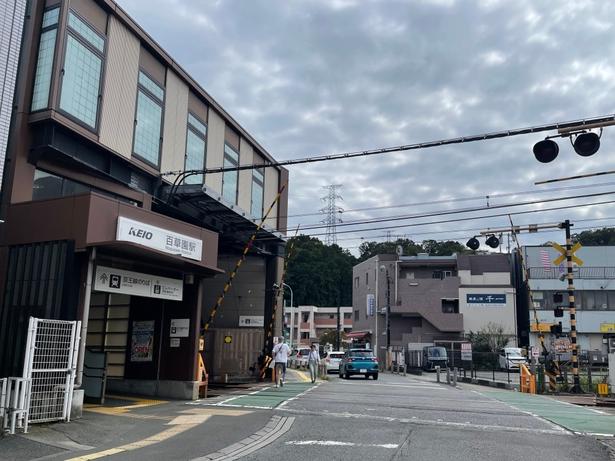 雫の家の最寄りである向原駅のモデルとされる百草園駅。映画にもこの角度で登場する