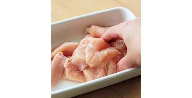 とり肉は酒をもみ込んでおくと、臭みがとれ、しっとりとする レシピ考案／Mizuki　撮影／Mizuki