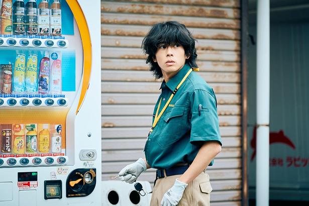 自動販売機の補充員として働き、埜本への慰謝料を払い続けている拓海