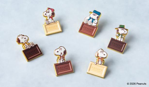 「チョコレートピンバッジ」(各990円)