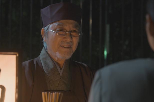 田村亮が演じるのは、夕子が路上で出会った占い師