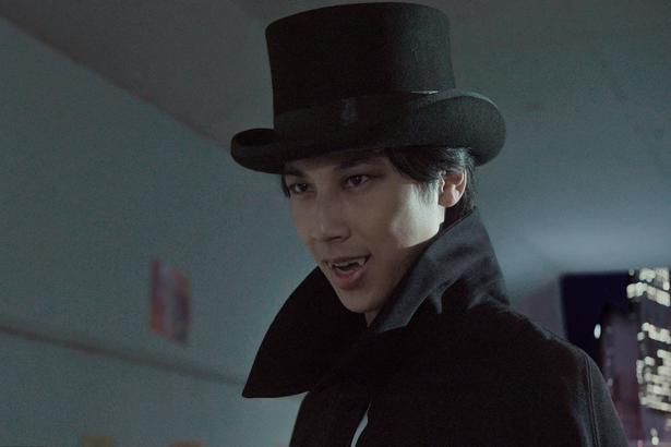 怪しげな黒マントの男が夕子に声をかける