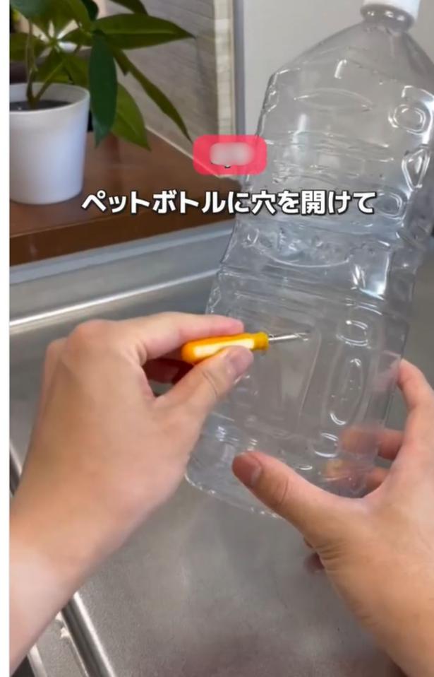 キリなどで穴を開ける▶穴部分を指でふさぎながら…（⇒次へ） tumufu_fu_kurashiさんのInstagramより