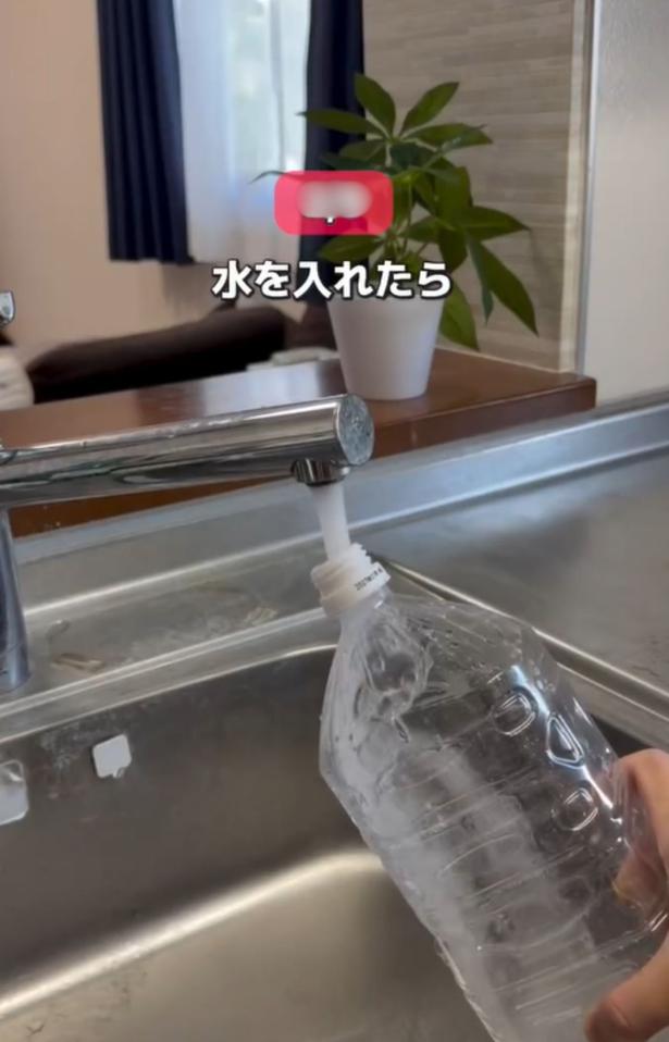 水を入れる▶シンクに置けば…（⇒次へ） tumufu_fu_kurashiさんのInstagramより