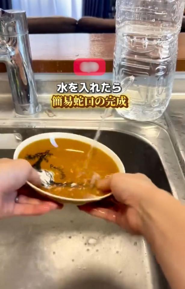 簡易給水タンクとして使える▶ストローを使えば…（⇒次へ） tumufu_fu_kurashiさんのInstagramより