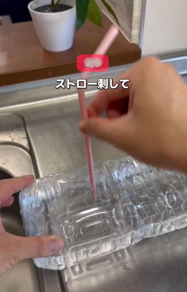 穴にストローを挿し込む▶上向きにすれば…（⇒次へ） tumufu_fu_kurashiさんのInstagramより