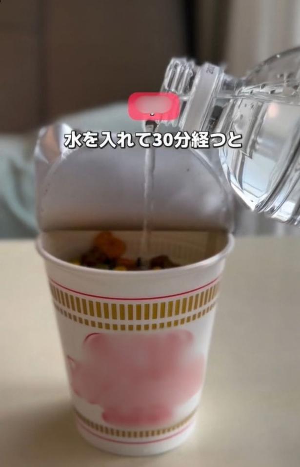 カップ麺に水を入れる▶30分ほど待つと…（⇒次へ） tumufu_fu_kurashiさんのInstagramより