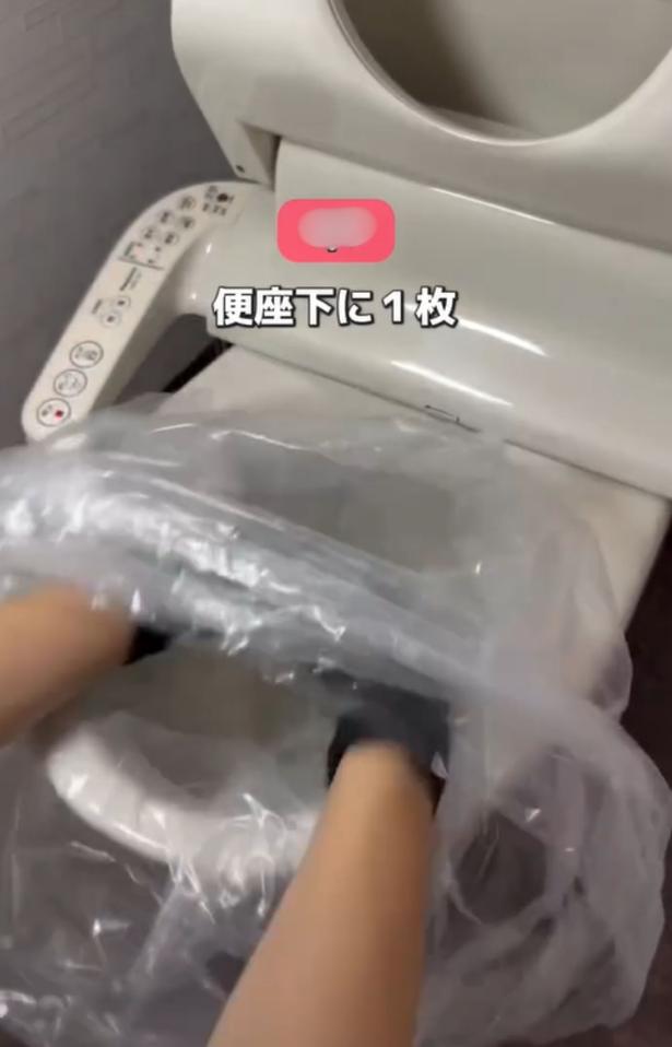 便座の下にゴミ袋を被せる▶便座を下ろし…（⇒次へ） tumufu_fu_kurashiさんのInstagramより