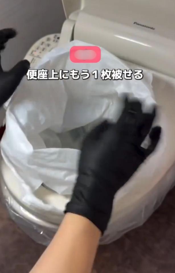 上からゴミ袋を被せる▶袋の中に…（⇒次へ） tumufu_fu_kurashiさんのInstagramより