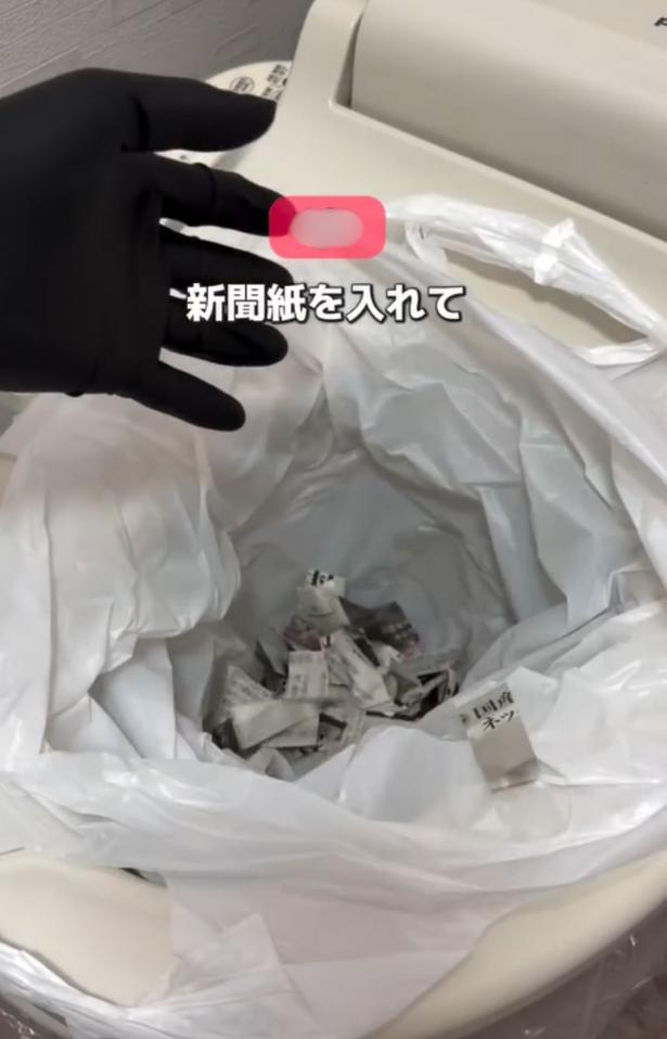 細かくした新聞紙を入れる▶使用後は…（⇒次へ） tumufu_fu_kurashiさんのInstagramより