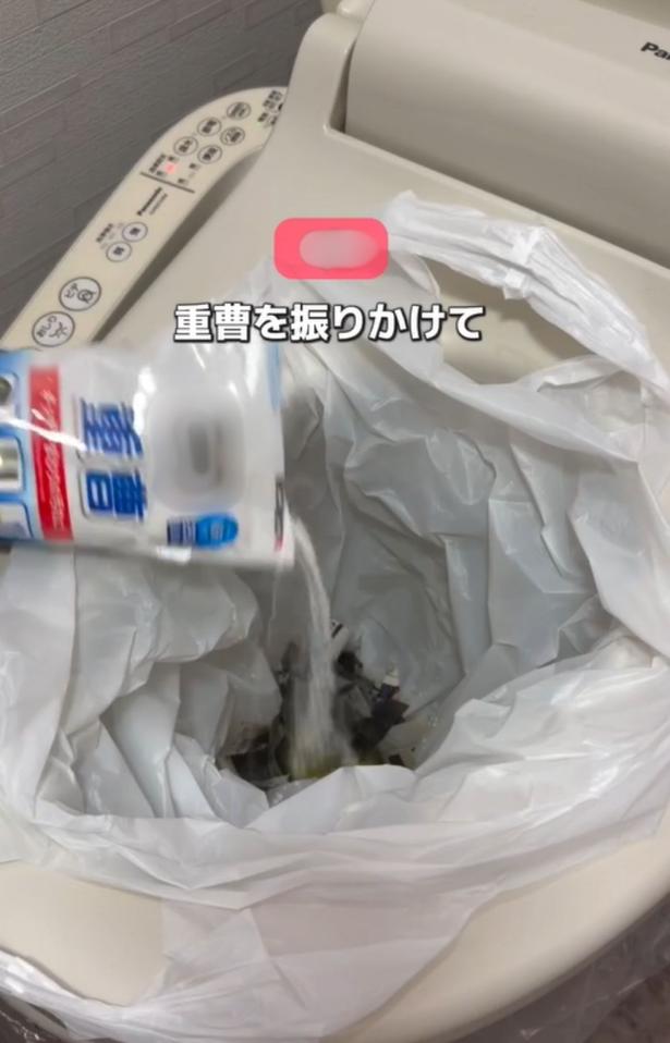 重曹を振りかける▶上のゴミ袋を取り外し…（⇒次へ） tumufu_fu_kurashiさんのInstagramより