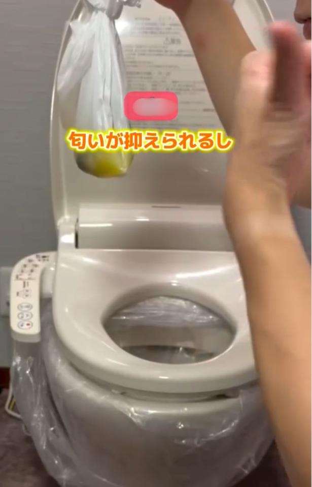 処分する▶洗濯バッグが水袋に（⇒次へ） tumufu_fu_kurashiさんのInstagramより