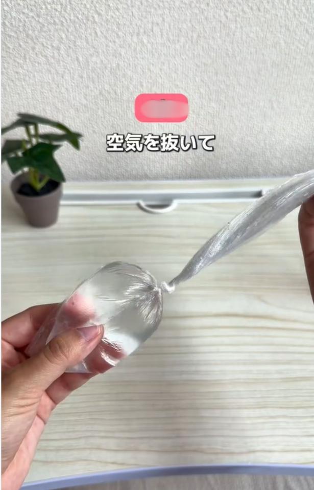 空気を抜いて口を結ぶ▶水を入れた袋を…（⇒次へ） tumufu_fu_kurashiさんのInstagramより