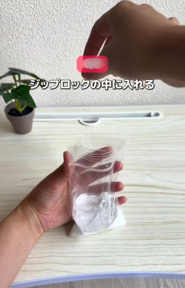 尿素の入った保存袋に入れる▶必要な時に…（⇒次へ） tumufu_fu_kurashiさんのInstagramより