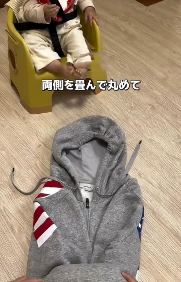 両腕部分を前方に畳む▶裾からくるくる丸めて…（⇒次へ） tumufu_fu_kurashiさんのInstagramより