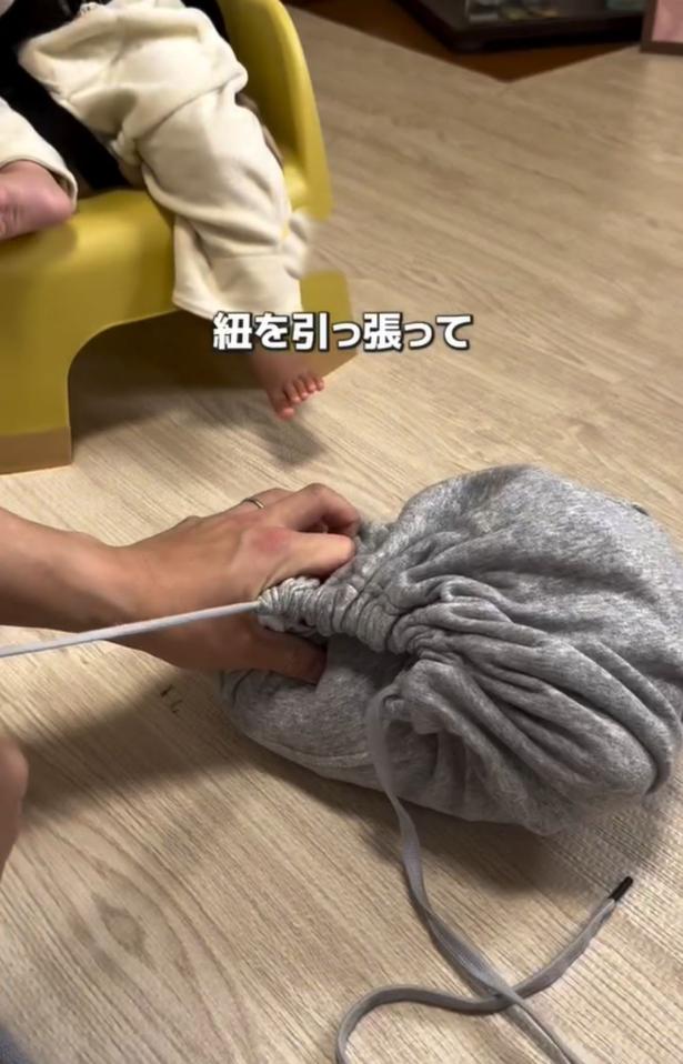 フードの紐を引っ張る▶最後に…（⇒次へ） tumufu_fu_kurashiさんのInstagramより