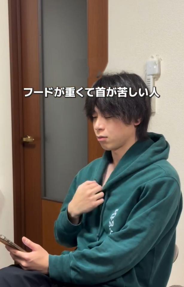 フードが重くて苦しい…▶被った状態で…（⇒次へ） tumufu_fu_kurashiさんのInstagramより