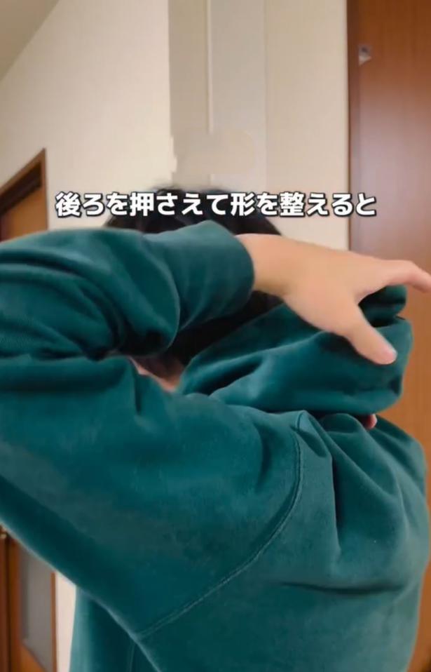 後ろ首部分を手で押さえる▶頭から外して…（⇒次へ） tumufu_fu_kurashiさんのInstagramより