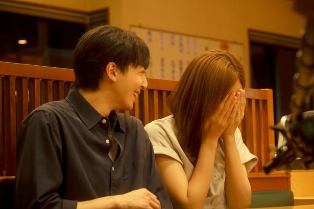 【写真を見る】「1億人の大質問!?笑ってコラえて！」内の「結婚式の旅」でインタビューを受ける2人の様子も劇中に登場する