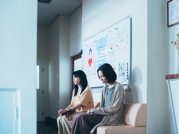 暁海の母、志穂は、夫が不倫をして家を出ていったことで心を病んでしまう