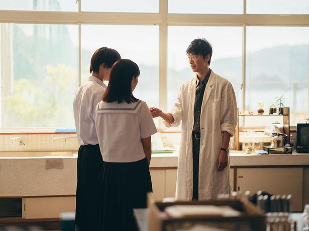 【写真を見る】答えを与える代わりに、どうするかを選ぶのは自分自身であることを伝える北原先生