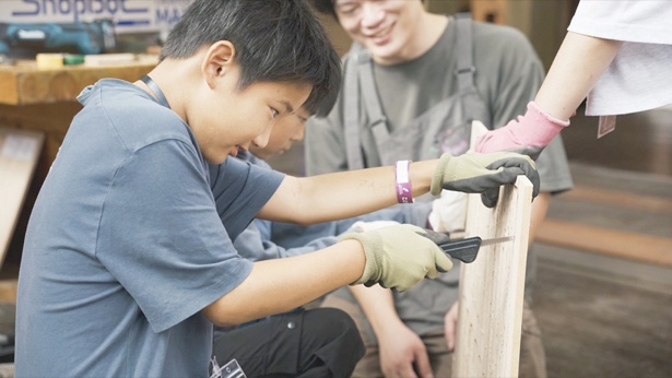 トロフィー制作ワークショップの様子