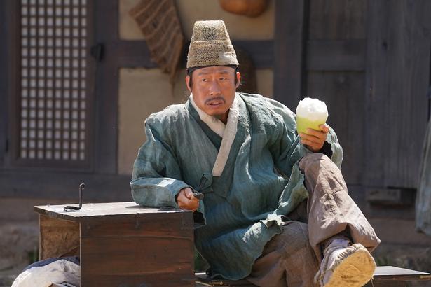 奔走する村人を横目に果物を頬張るフンド