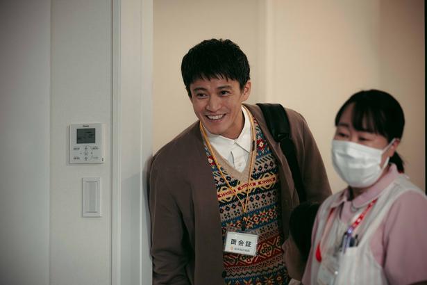 直(小栗旬)は調査で話を聞くため、人の懐にうまく入り込んでいく