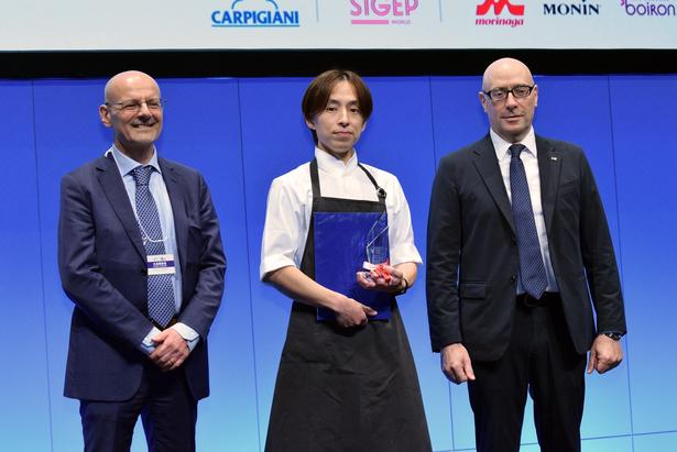 壇上にて賞状とトロフィーを受け取る吉澤未来さん