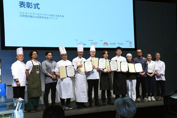 12名のファイナリストが壇上に集結 撮影：ソムタム田井