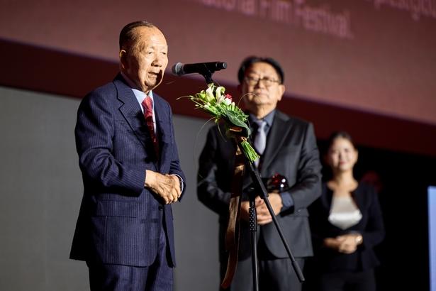 韓国映画功労賞を受賞した、釜山国際映画祭の初代執行委員長キム・ドンホ氏